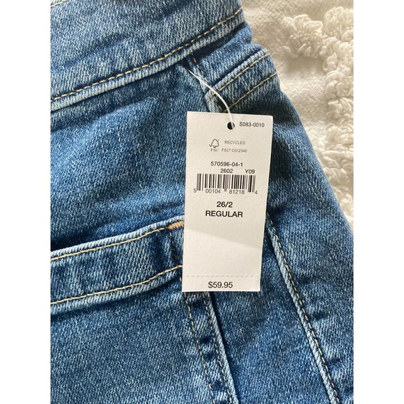 Gap | NWT 5" Mid Rise Denim Girlfriend Shorts | Size 26 - Picture 5 of 5